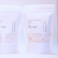 Load image into Gallery viewer, energizing citrus soaking bath salt
